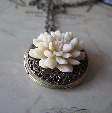 Vintage Filigree Locket,  Cream Flower Chrysanthemum, Keepsake Gift, Bridesmaid Gift, Vintage Wedding Jewelry