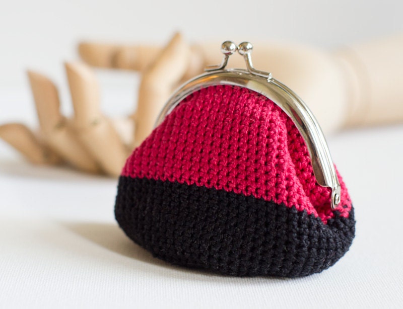 Crochet Coin Purse with Kiss Clasp Frame in Red and Black