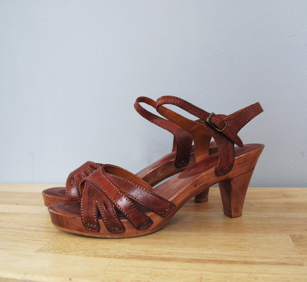 1970s platform KINNEY brown sandals 9