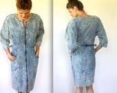 vintage denim dress. Extra small - small. Chambray blue fitted 80s dress. Zip front, dolman sleeves / the GRAPEFRUIT AND COLA dress