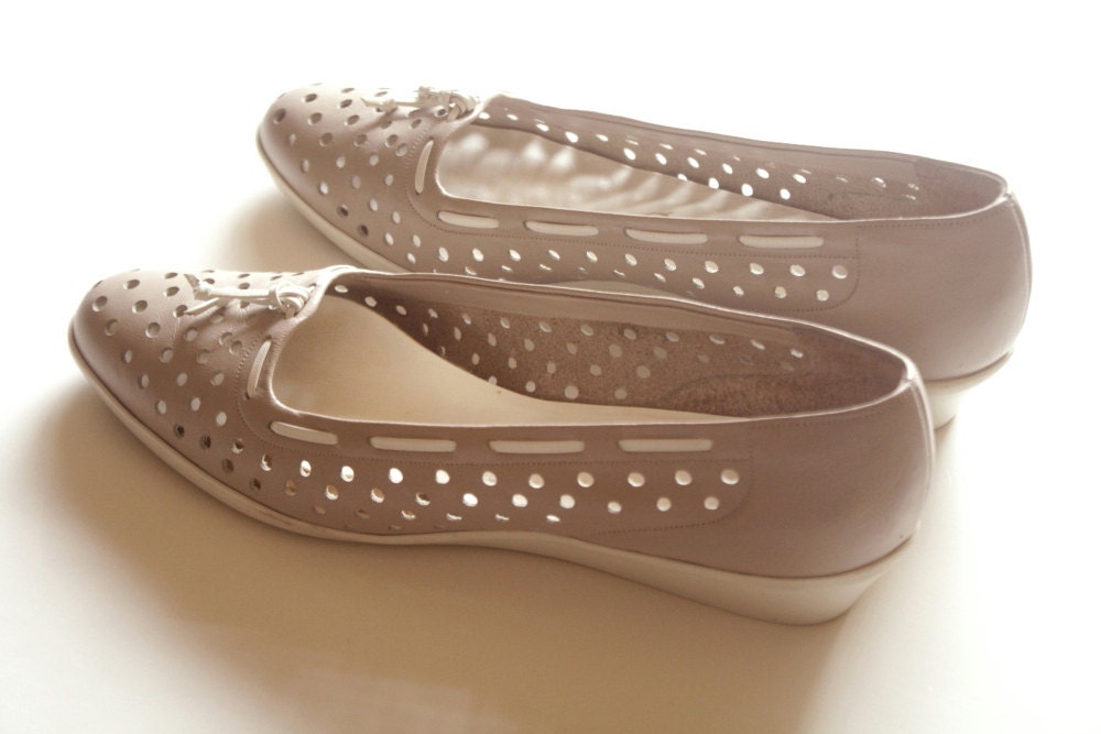 1980s perforated comfy wedge slip-ons / beige / size 9