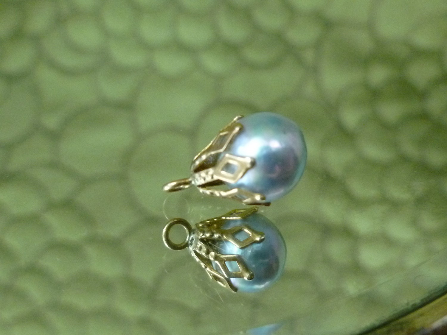 8mm blue pearl pendant 14k