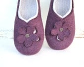 Women house shoes, felted wool slippers Flowers, handmade, wool shoes, sheep wool
