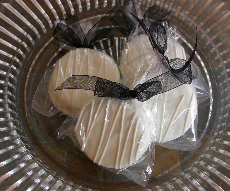 100 wedding cookie favors - White Chocolate Dipped Oreo Cookies for bridal and baby showers, rehearsal dinners, guest bags party favor Il_570xn