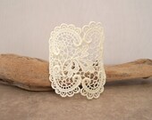 Daffodil lace bracelet ivory