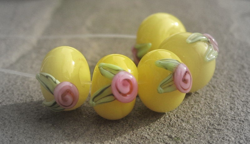 Cute flower bud beads by Mad Cat Glass - FHF - sra - FHFTeamY3 - GBUK - UK
