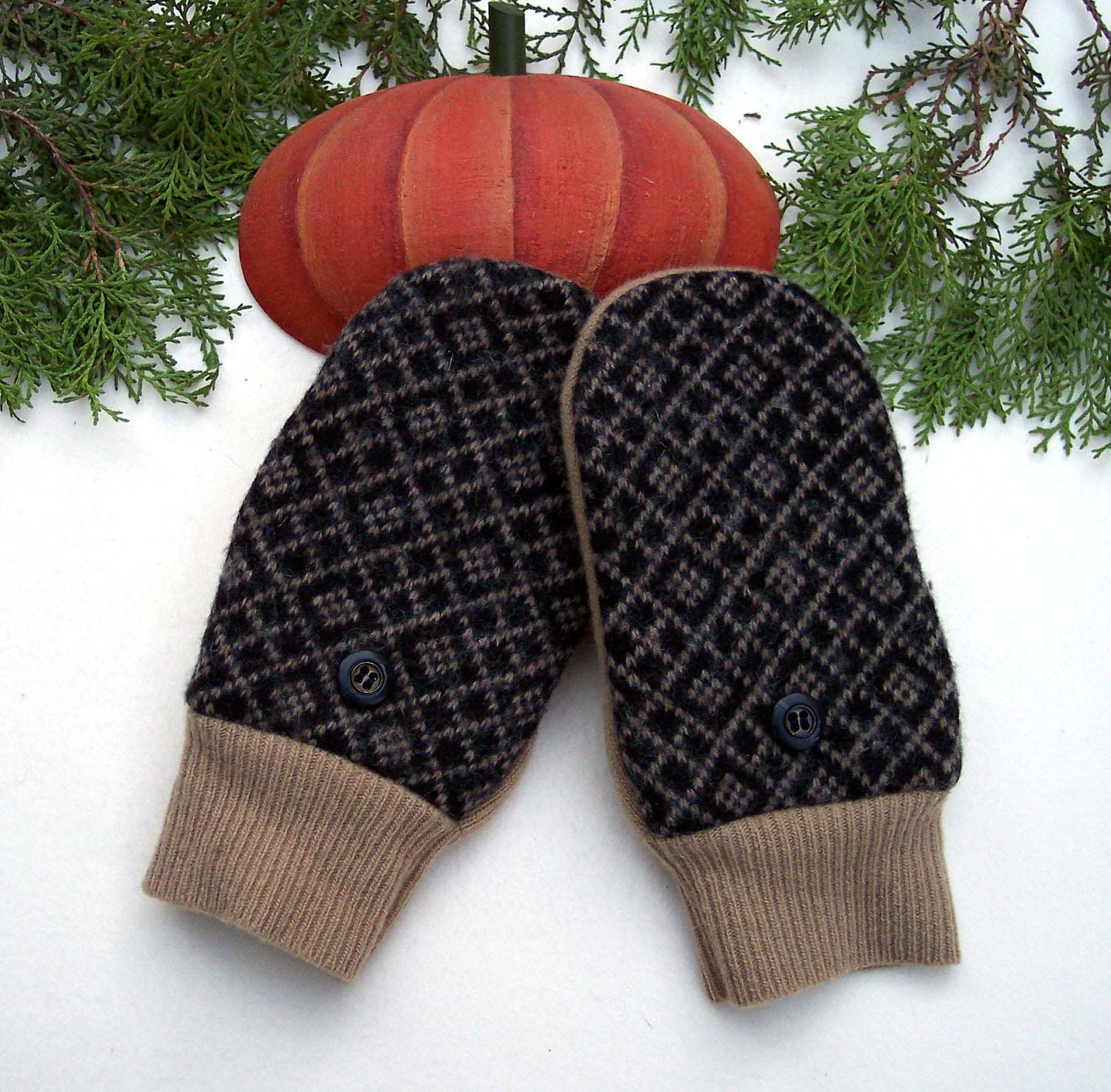 Warm, wool mittens for women. Neutral colors (brown, black, warm beige). Fleece lining.