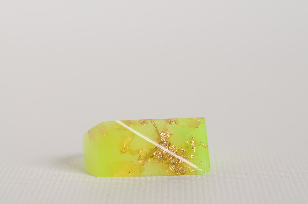 geometric electric green eco resin ring featuring gold leaf flakes - size 7.5