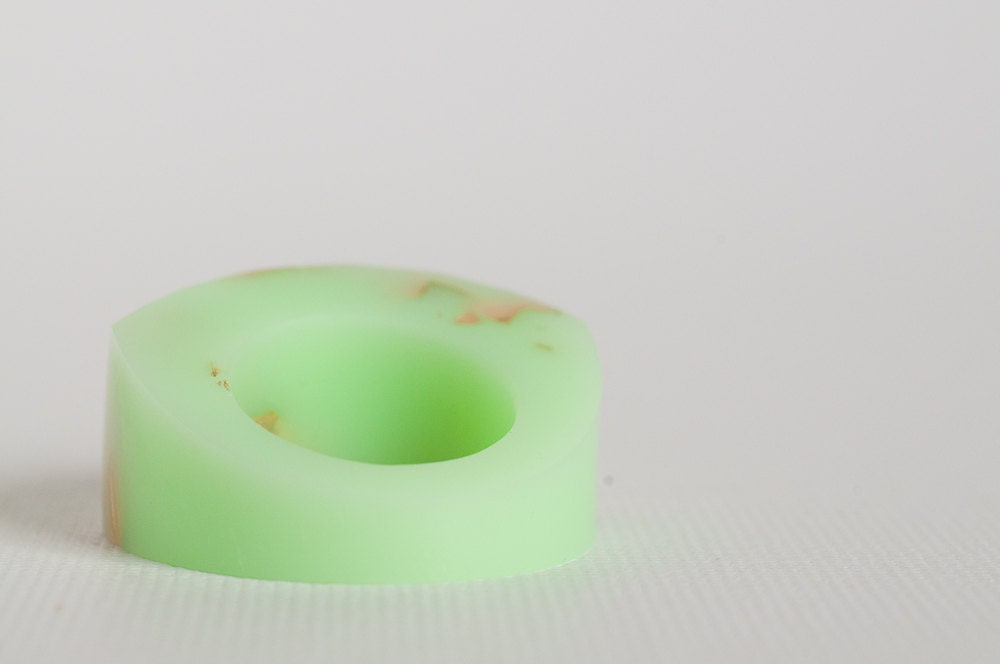 multifaceted mint eco resin ring featuring gold leaf flakes - size 6.5