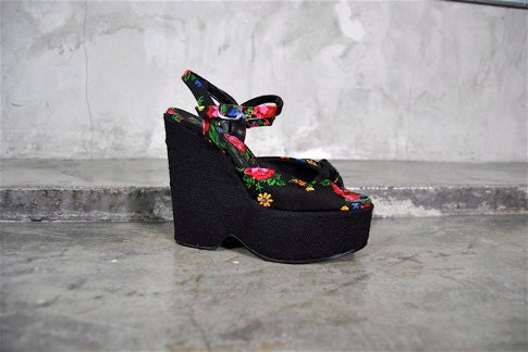 vintage shoes, 1970's black floral printed peep toe platform wedge sandals, 5.5, 35.5