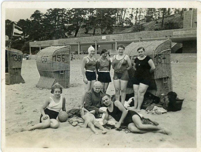 Vintage Photo "Beach Time with Friends", Photography, Paper Ephemera, Snapshot, Old Photo, Collectibles - 0013
