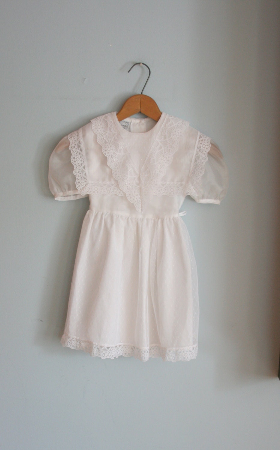 60s WHITE LACE Girls Dress...size 5 girls....kids. children. lace. dainty. wedding. flower girl. summer. fancy.