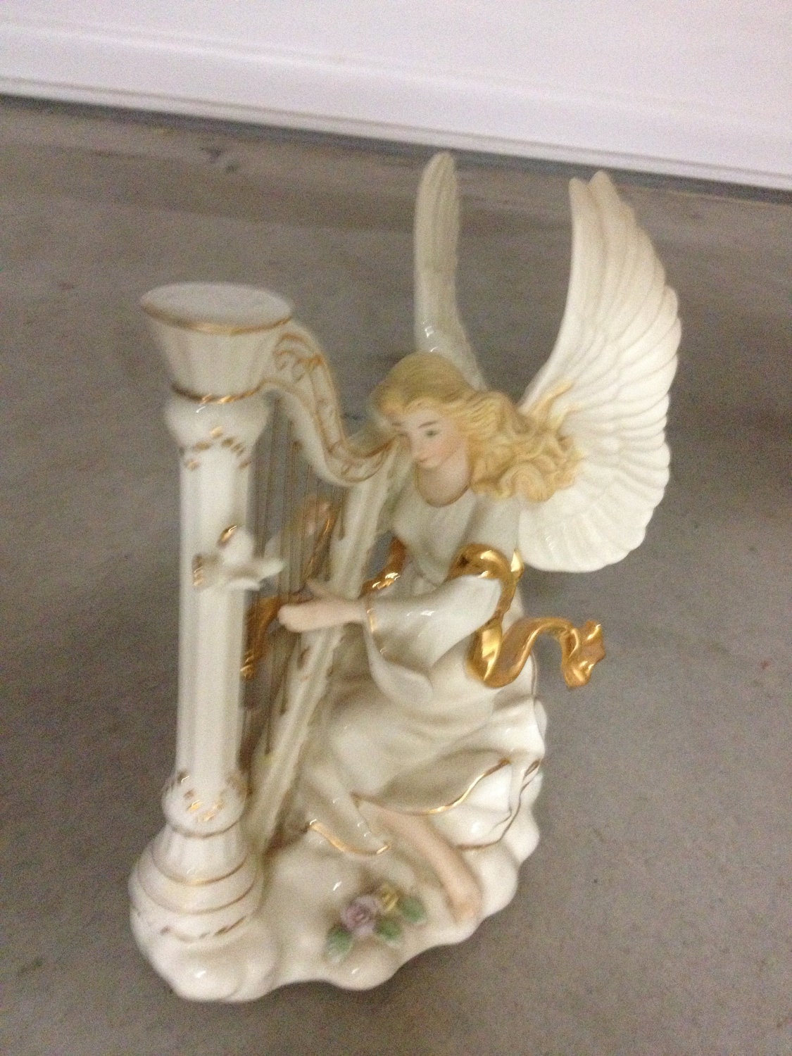 Musical Ceramic Angel Music Box Wind Up by StartathomeVintage
