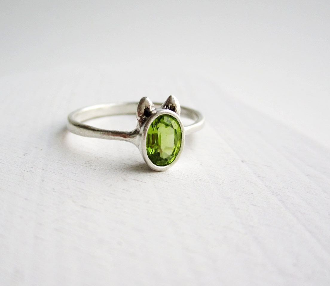 Green Dog Ring, Peridot and Sterling Silver, Dog Design1