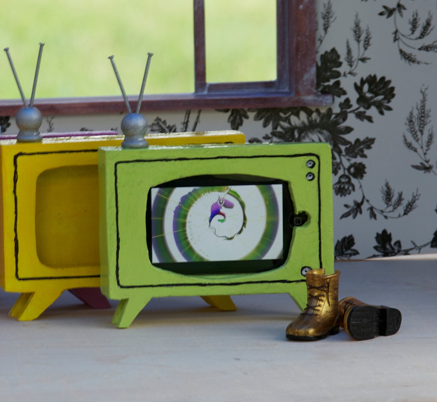 1:6 scale retro TV furniture for Barbie Blythe Momoko dollhouse or diorama, iPod iPhone charging station