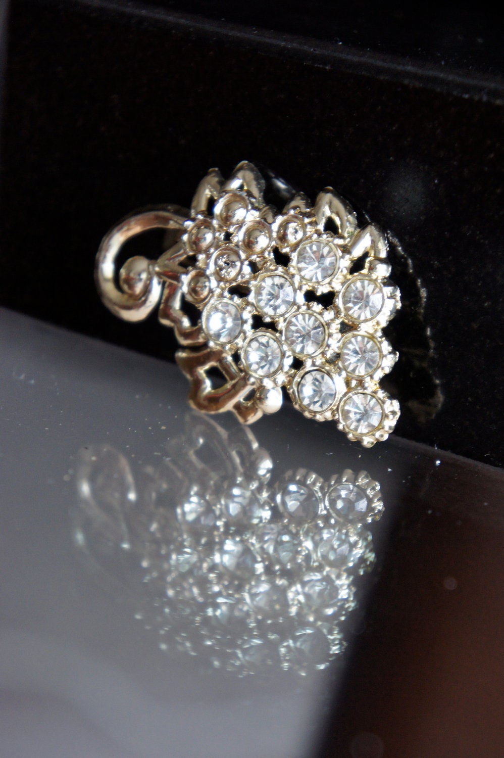 Vintage New Designer Gold Clear Rhinestone Grape Vine BROOCH Pin O-006