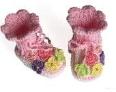 Baby booties with crochet flowers, size 0-3M