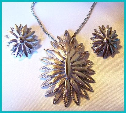 Vintage MONET Pendant Necklace Earring Demi Set Star Burst Silver Metal Designer Jewelry VG