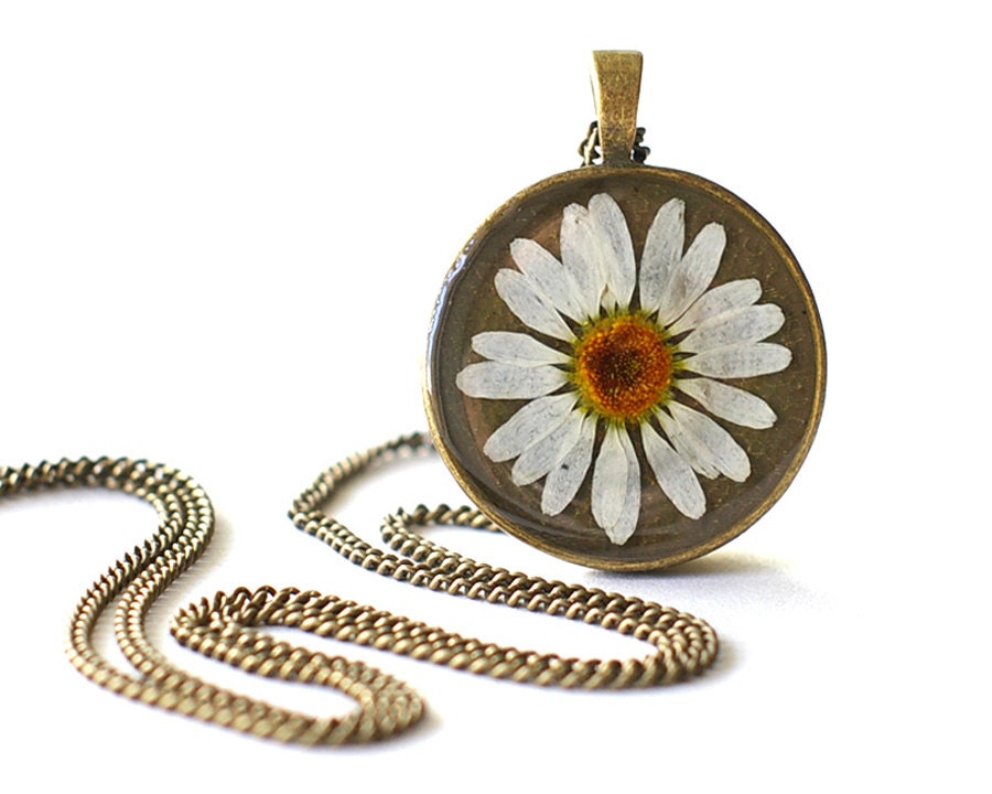 Real flower necklace wild chamomile - handmade resin jewelry - Matricaria inodora
