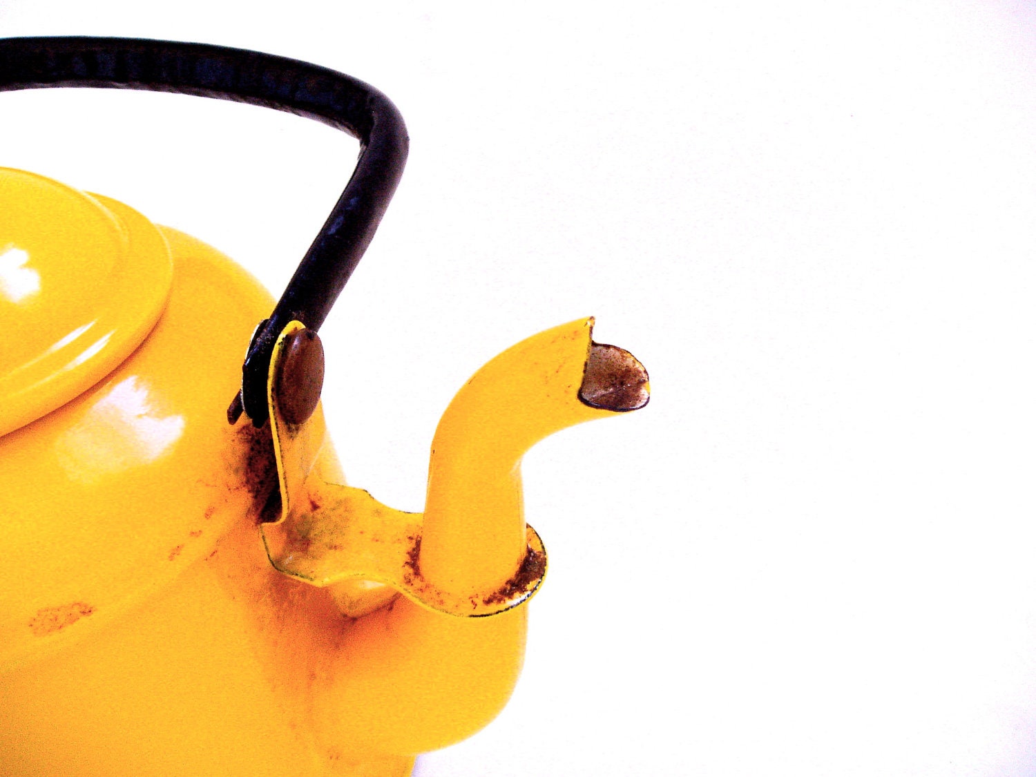Yellow Enamel Teapot - GravityNTheEveryday
