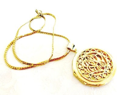 Beautiful Vintage Scrolled Locket and 18" Chain