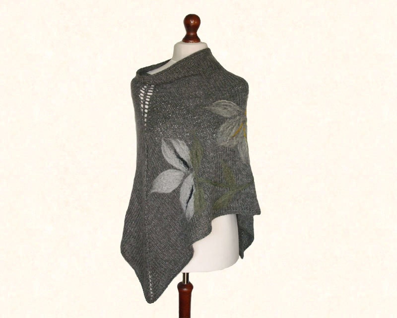 Gray poncho cape with felted application, short, made of alpaca, acrylic and mohair