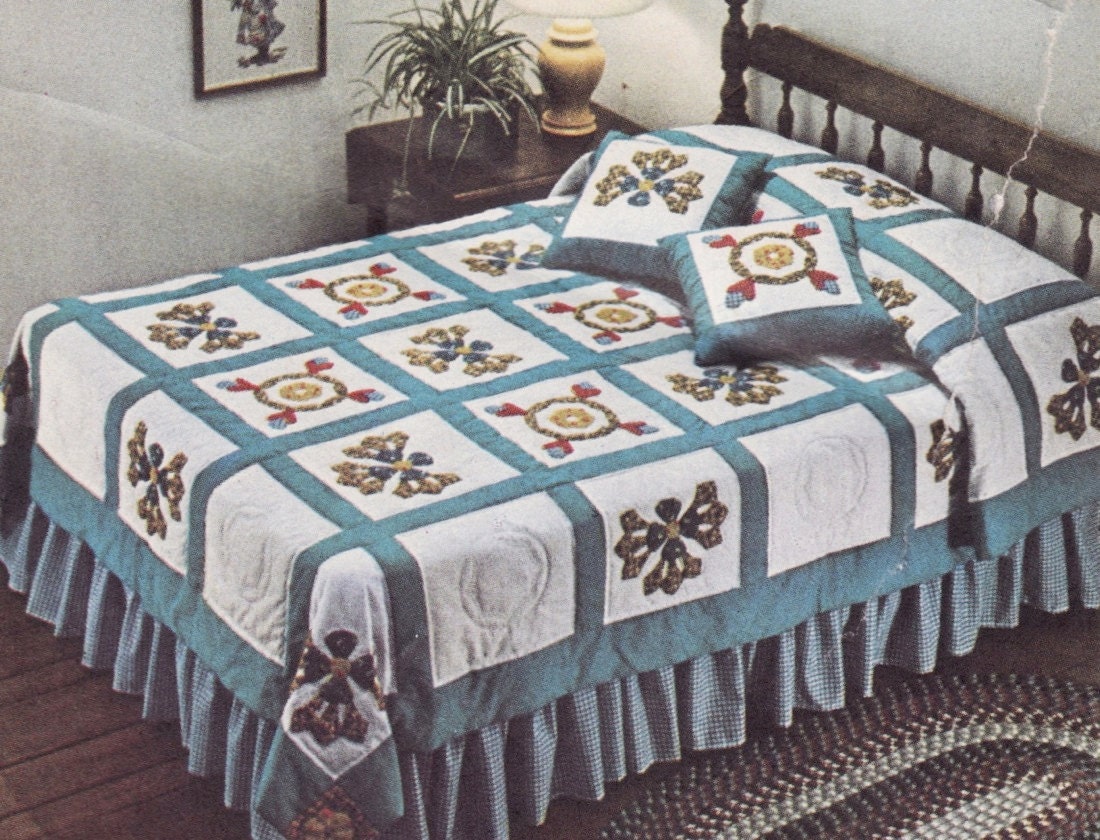 Vintage 1970s Sewing Pattern - Floral Motif Applique Quilt Pattern, Block Pieced Bed Cover & Matching Pillows - 1974 Simplicity 6441, Uncut