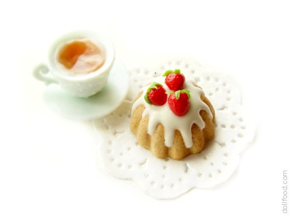 Cake with Strawberries - Dollhouse Miniature Food