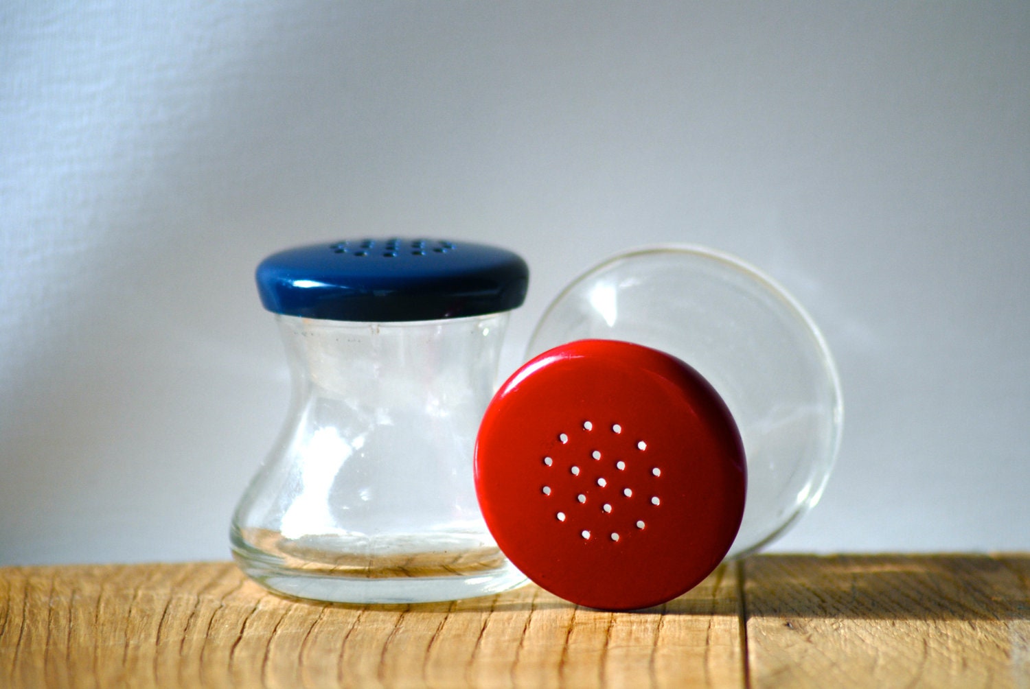 Vintage Salt Pepper Shakers Set Retro enamel red blue salt pot kitchen seasoning