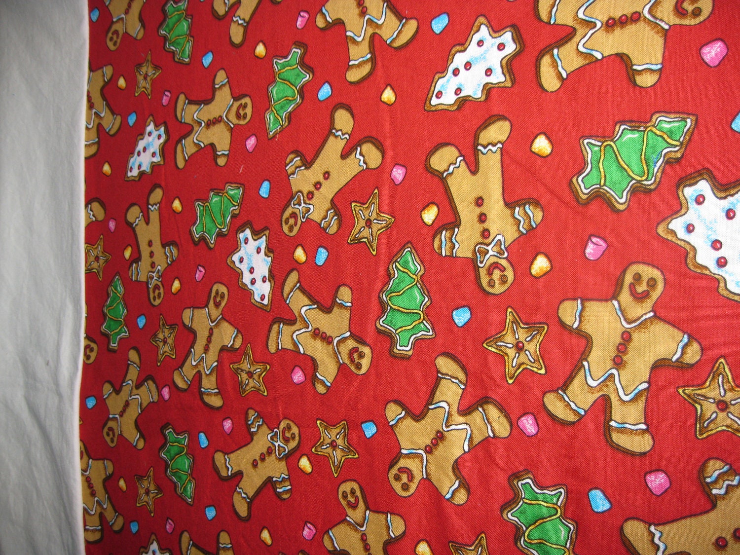 Single Standard Size Pillow Case 100% Cotton - Red, green, gingerbread men