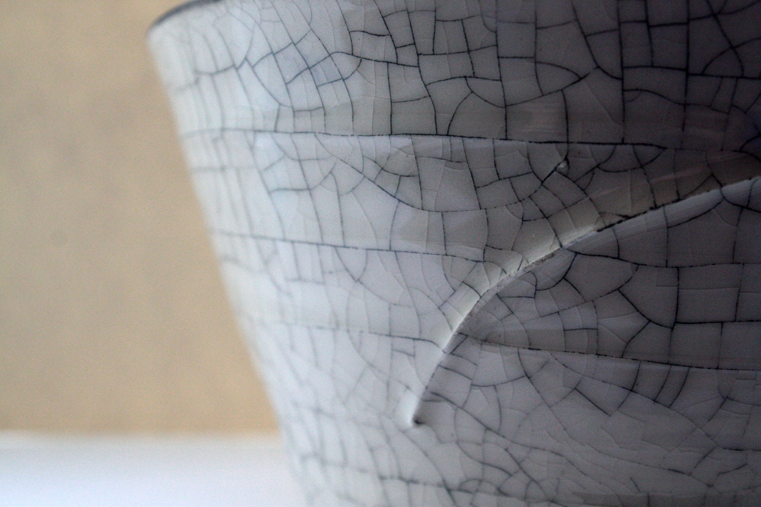 Spiral pattern bowl with cracking glaze