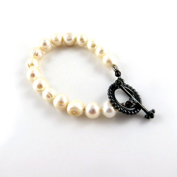 Fresh water pearl bracelet with toggle clasp. Gift for her. Designed in Fashion Brand Faina Studio.