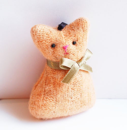 Miniature kitten ornament made from recycled wool - softie cat nr 5