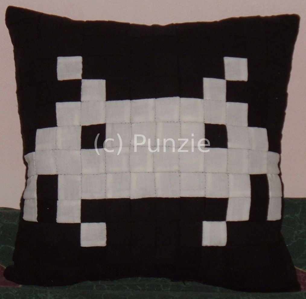 Space Invaders pillows - set of 2