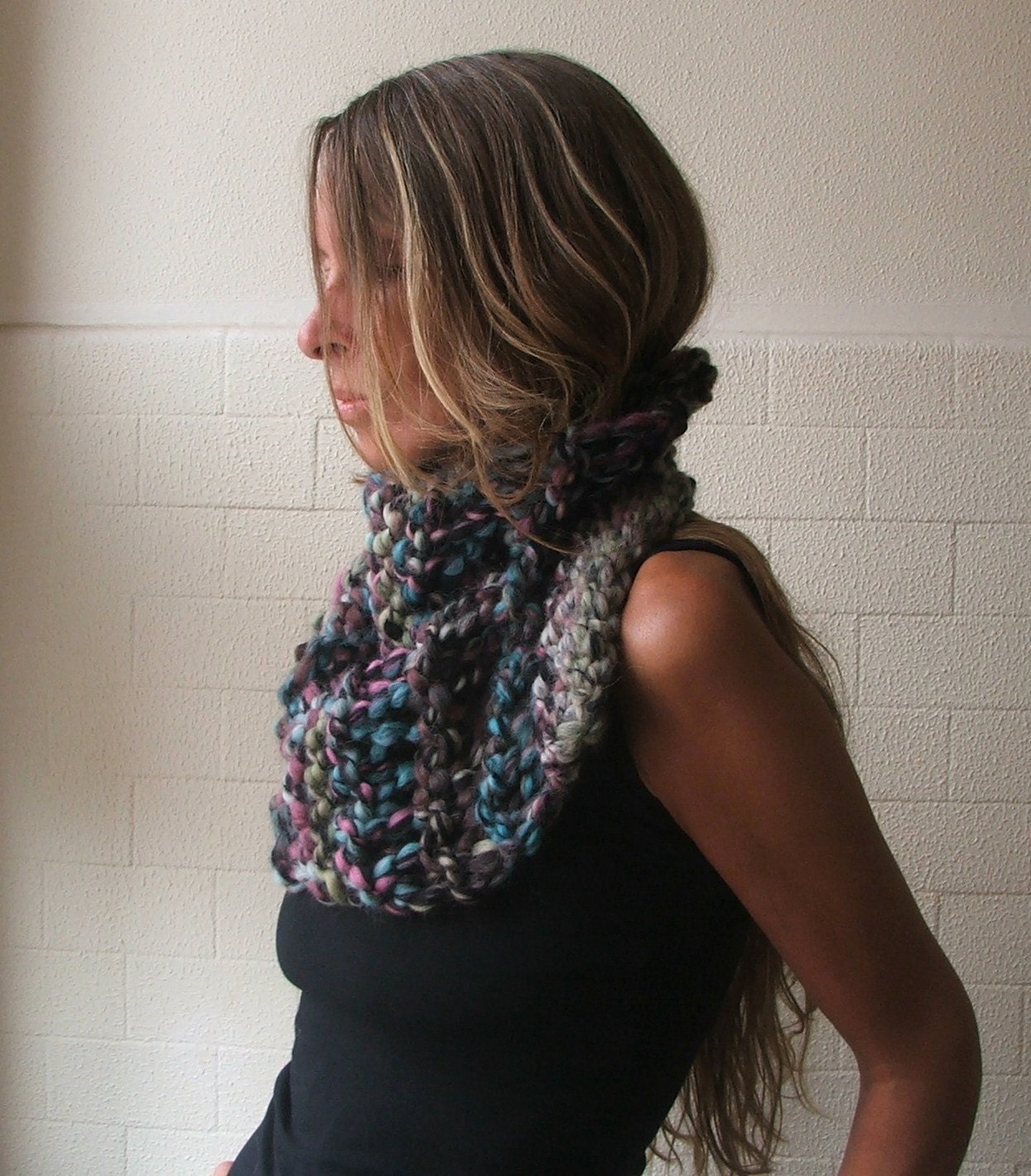iLEAiYE Chunky Cowl scarf, in a Blue marble toned yarn