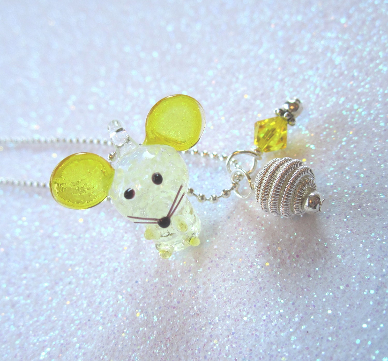 Squeaky Little Mouse glow in the dark necklace (Yellow)