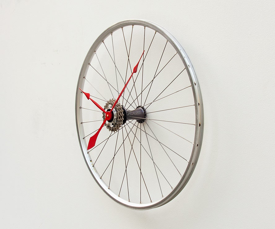 Recycled Bike Wheel Wall Clock                  Tasarımcı : Allan Young