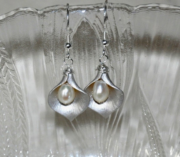 Calla Lily Earrings, Flower Earrings, Freshwater Pearl earrings, Silver Earrings, Dangle Earrings,Wedding Jewelry, Sterling Silver