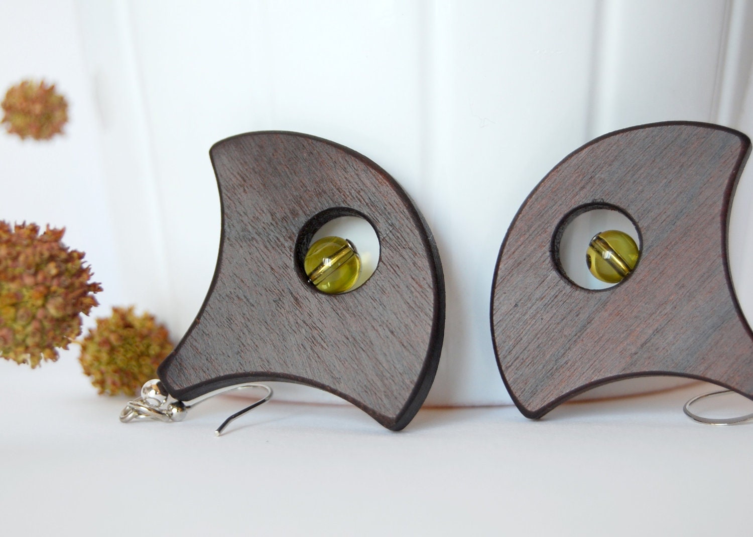 Pendule géante - olive - bold wood earrings with olive green glass beads