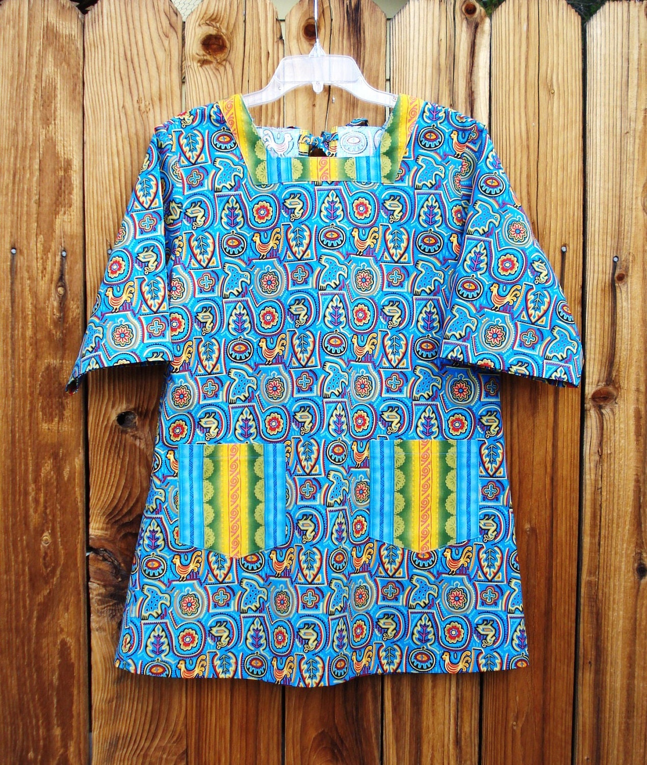 The Mama San Mamasan Kappogi Full Coverage Smock Apron in Turquoise Rooster Print Size Small(10-12)