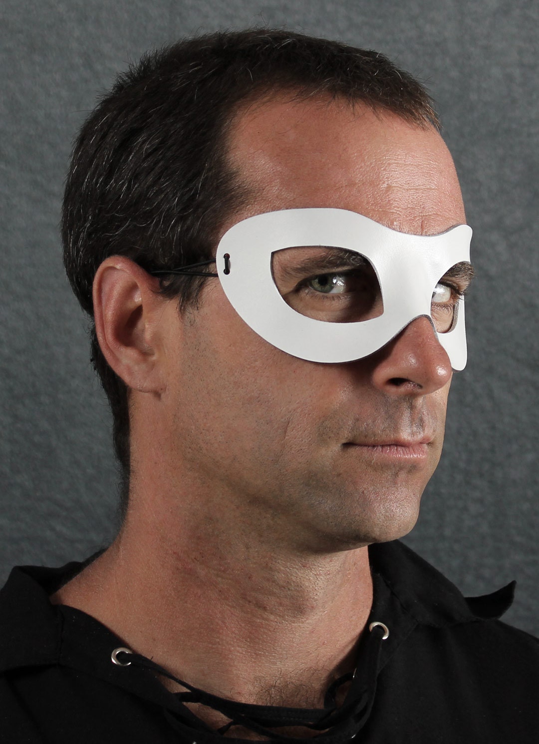 Incognito Leather mask in white size M/L