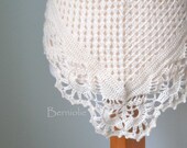 Crochet shawl with royal trim creme H828