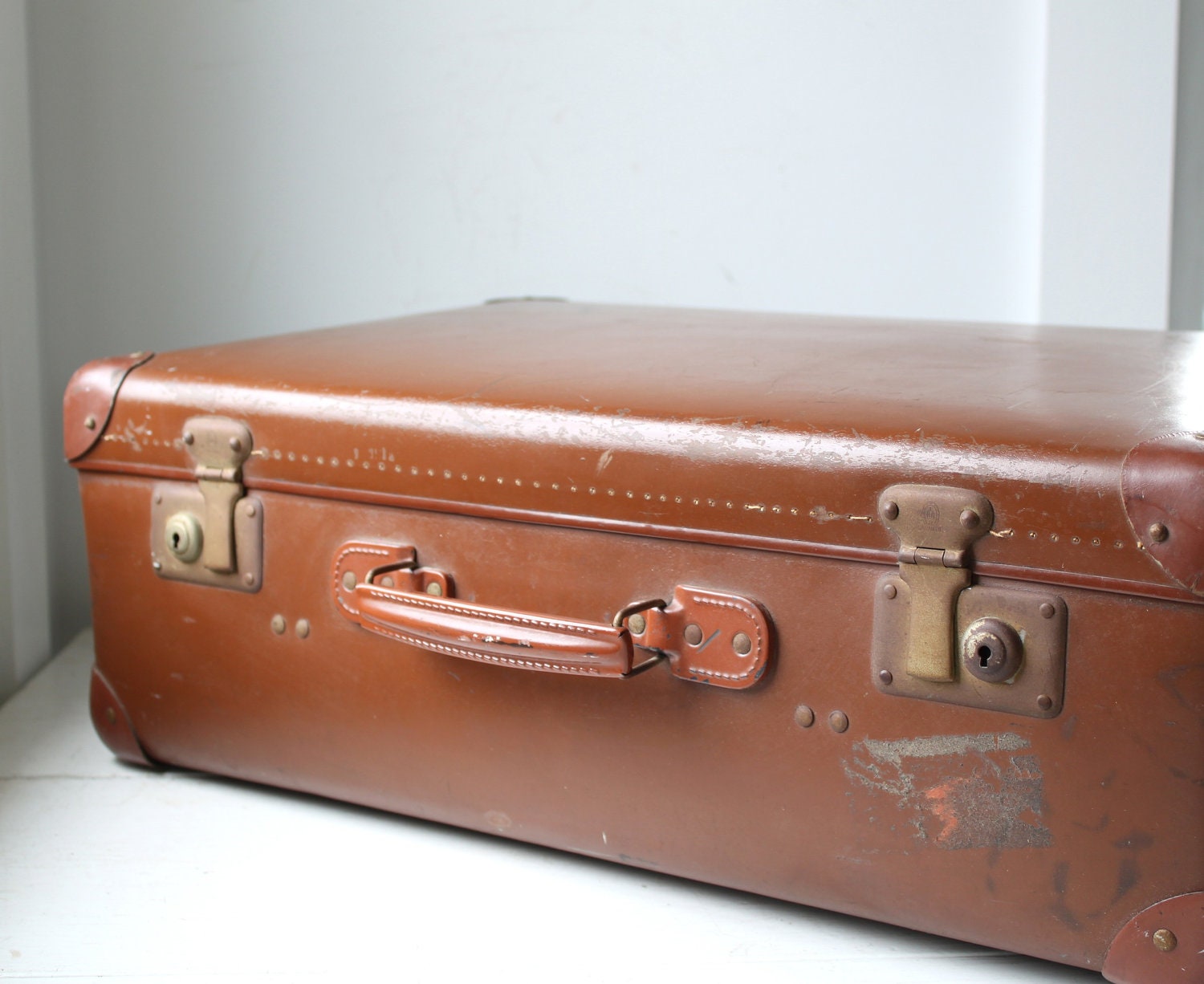 rare 1930s vintage suitcase. Echt Vulkanfiber, plaid lining. Chestnut brown. German Art Deco / the SCHNITZEL luggage