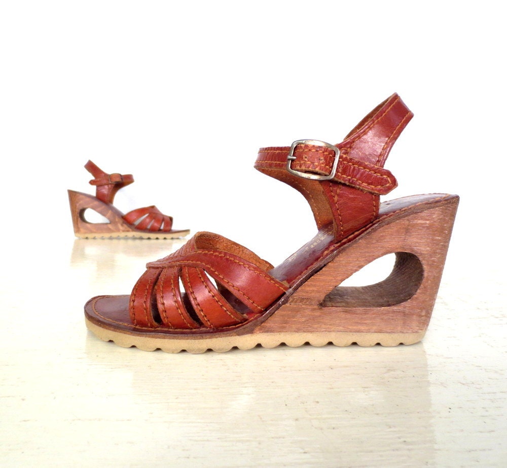 Vintage Wooden Wedges / 1970s Sandals / Wood Wedge Sandals / Size 5 1/2