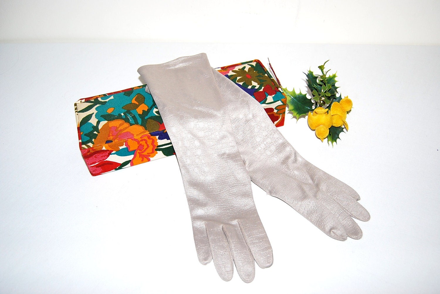 Vintage Gloves Pearl with 60s Box