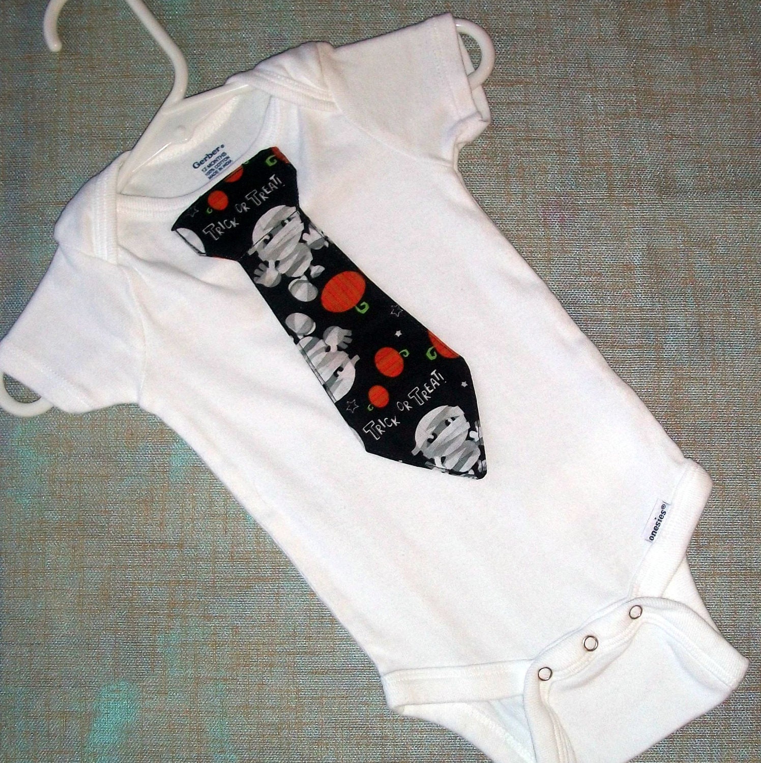 Order now in time for Halloween. Baby onesie with tie, mummy and pumpkins.
