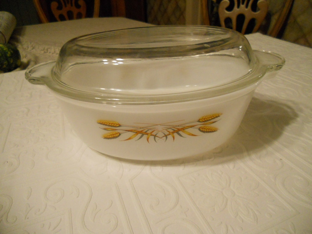 Vintage casserole 2 qt. Fire King Wheat covered dish bowl baking