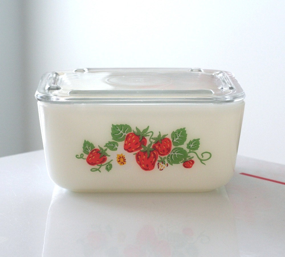 McKee Strawberry Small Refrigerator Dish