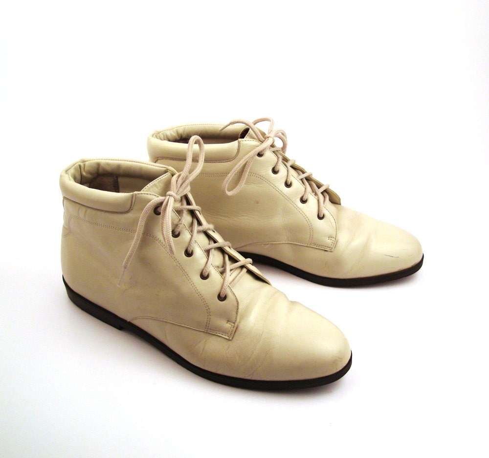 Granny Boots Vintage 1980s Off White Cream Leather Lace Up  Women's size 11