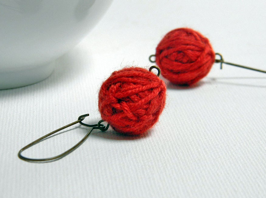 Red wool yarn beads earrings Tina, brass earwires, handmade wool balls, round earrings, beaded earrings, eco friendly